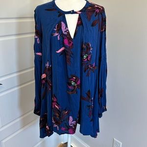 Blue floral Free People Tunic . size Large